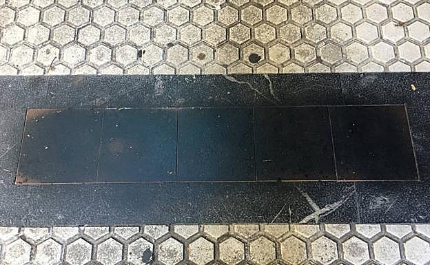 Las placas atacadas están colocadas en el número 9 de la avenida de la Libertad