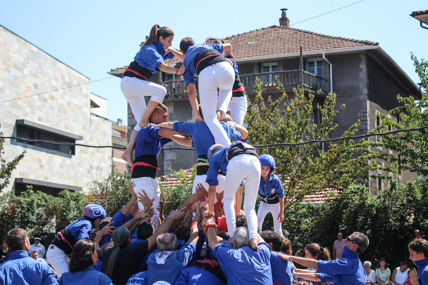 Fotos: Castellers y encierros en el &#039;Día de las morcillas&#039; en las fiestas de Llodio