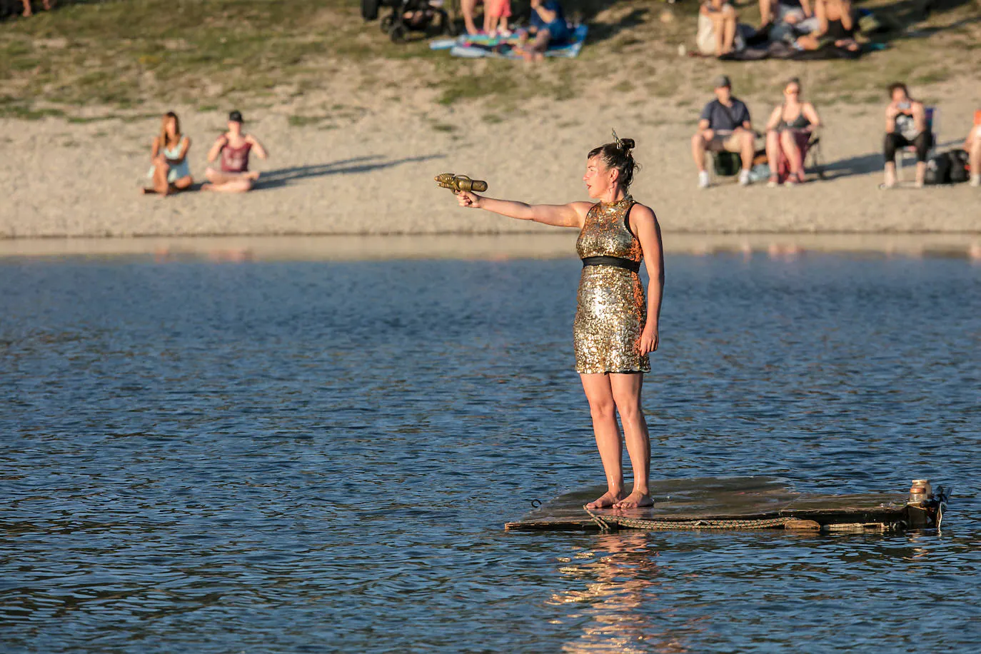 Fotos: &#039;El piano del lago&#039; flota en Landa