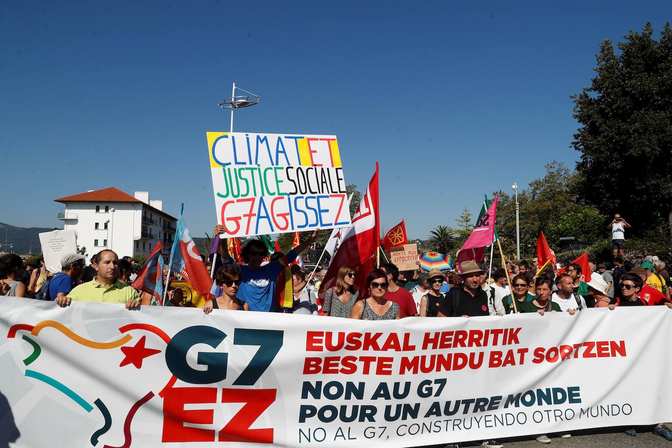 Fotos: Así ha sido la manifestación por la cumbre del G7 en Hendaya