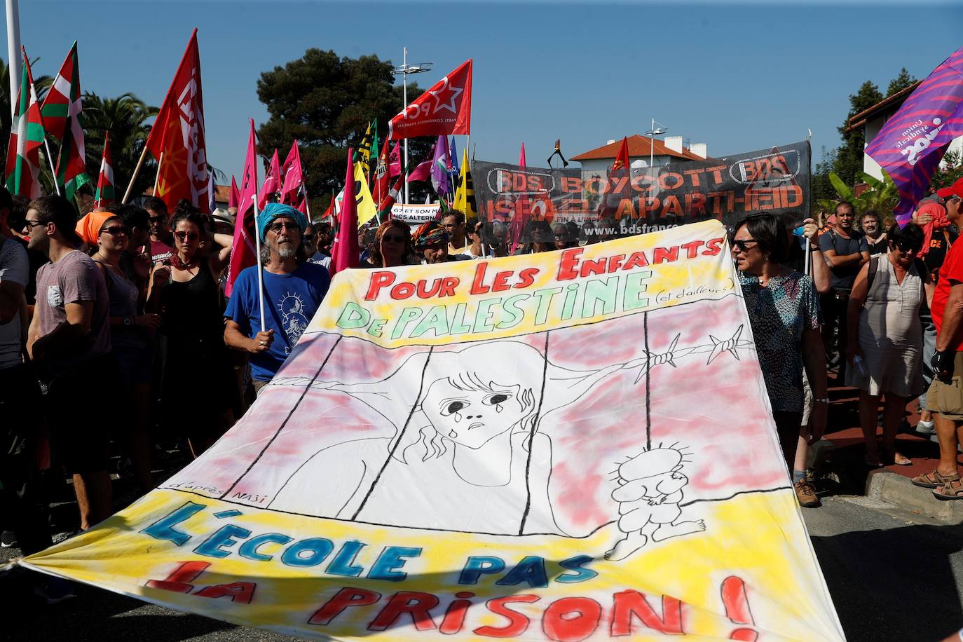 Fotos: Así ha sido la manifestación por la cumbre del G7 en Hendaya