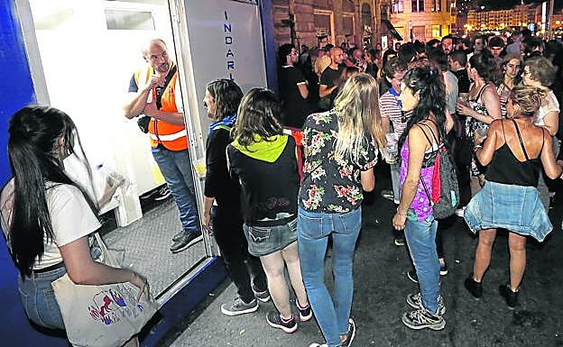 Las colas que se generan en los baños instalados en el recinto festivo ponen a prueba la paciencia y las ganas de los usuarios.