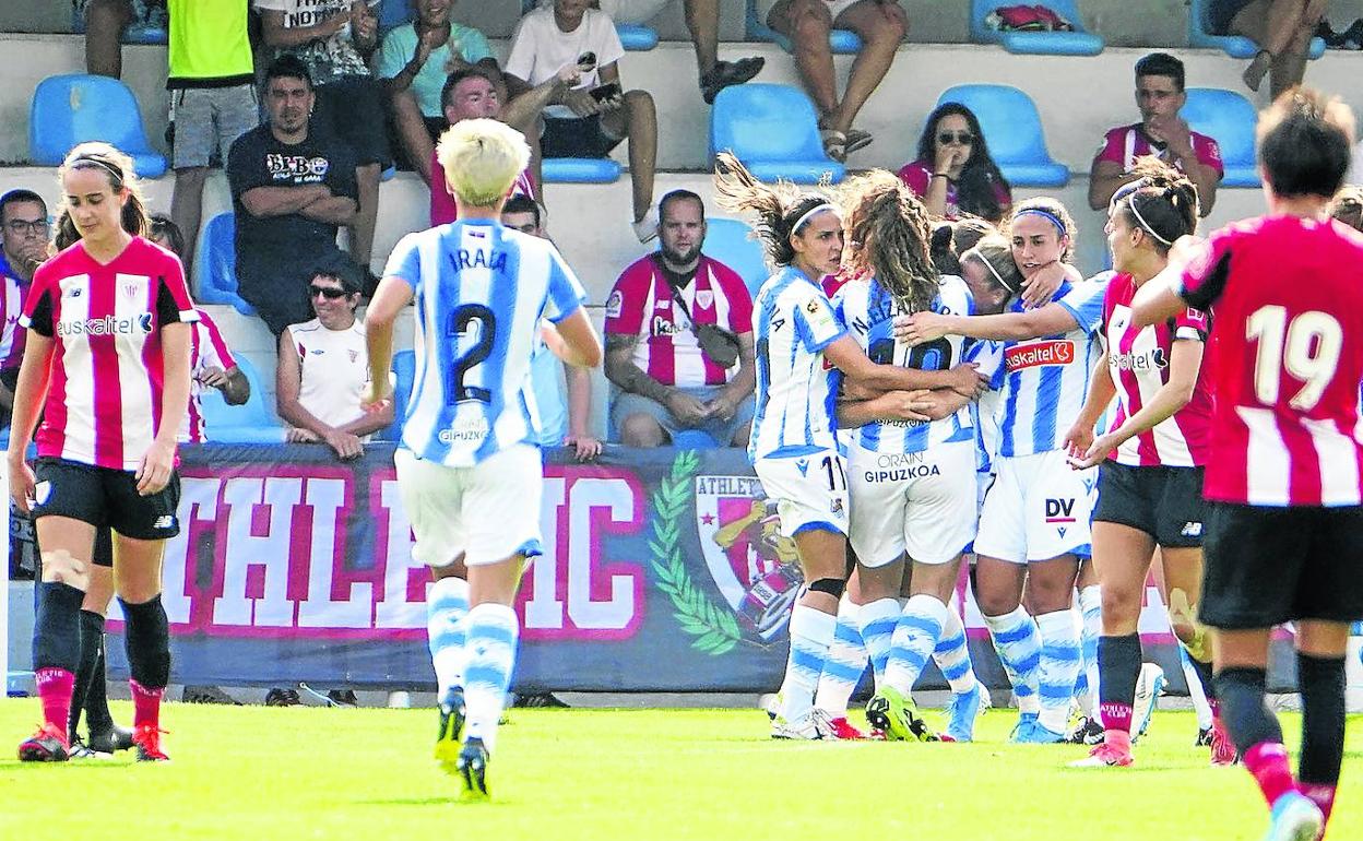 Las jugadoras de la Real Sociedad celebran uno de los tantos ante las desolación de las jugadoras del Athletic. 