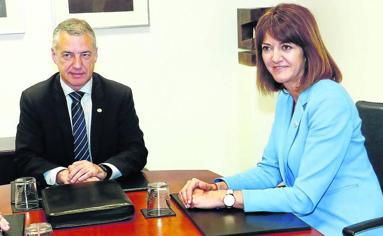 El lehendakari Iñigo Urkullu y la secretaria general del PSE, Idoia Mendia.