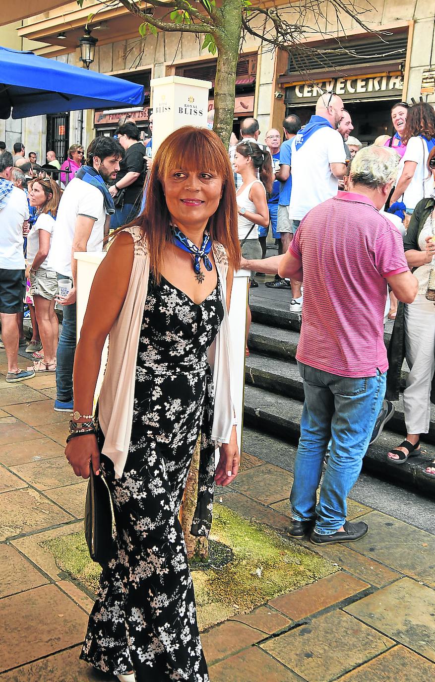 A Rosa Pardo le encanta el «ambiente sano» que se forma en el Casco Viejo, con gente tomando potes desde el mediodía hasta la noche.