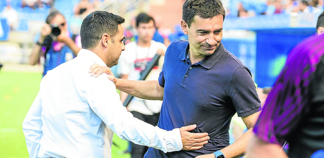 David Gallego, de blanco, y Asier Garitano se saludan antes de comenzar el partido en Mendizorroza.