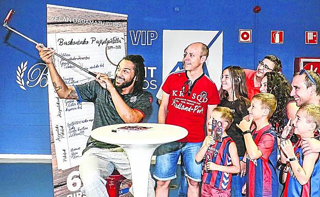 Pierriá Henry se hace un selfi junto a un grupo de aficionados baskonistas con los que tuvo un encuentro durante la mañana de ayer.