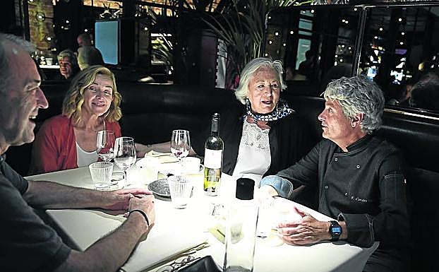 María Victoria Cañas, de sobremesa en el restaurante Etxanobe junto al cocinero del establecimiento, Fernando Canales.