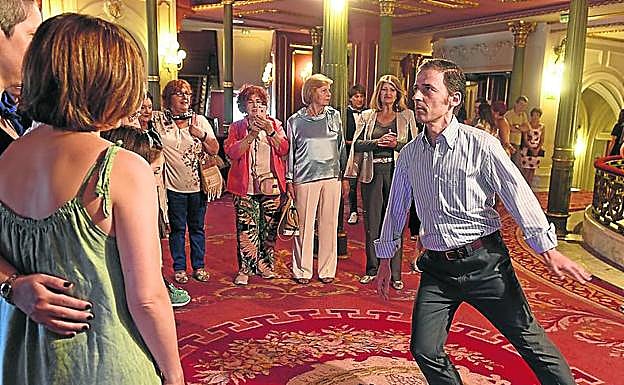 Fernando Botanz se encargó de bailar para los galardonados. 