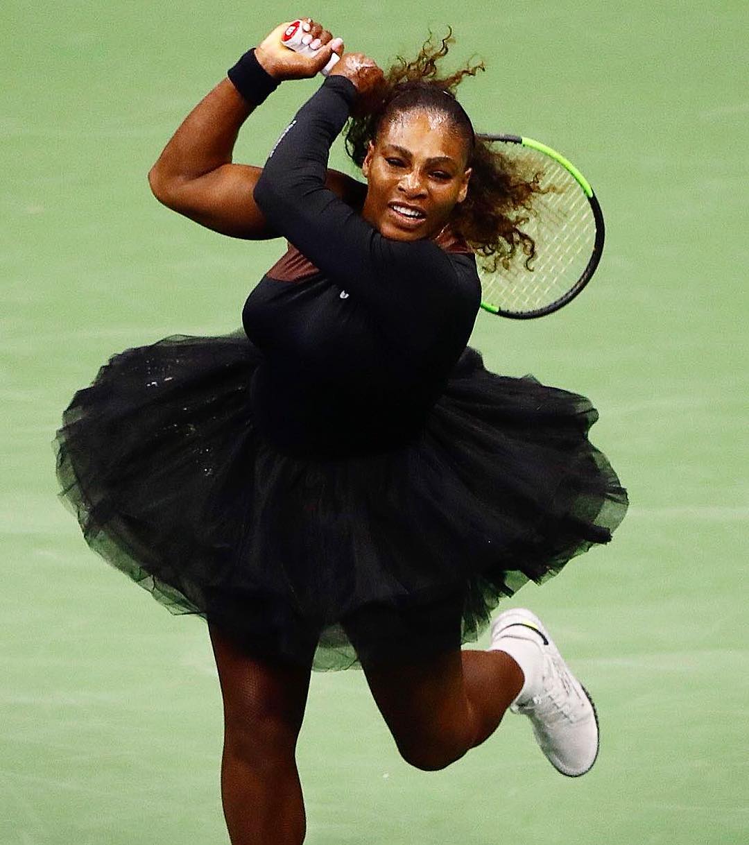 Serena Williams con un look de Virgil Abloh para Off-White en colaboración con Nike, durante el US Open de 2018