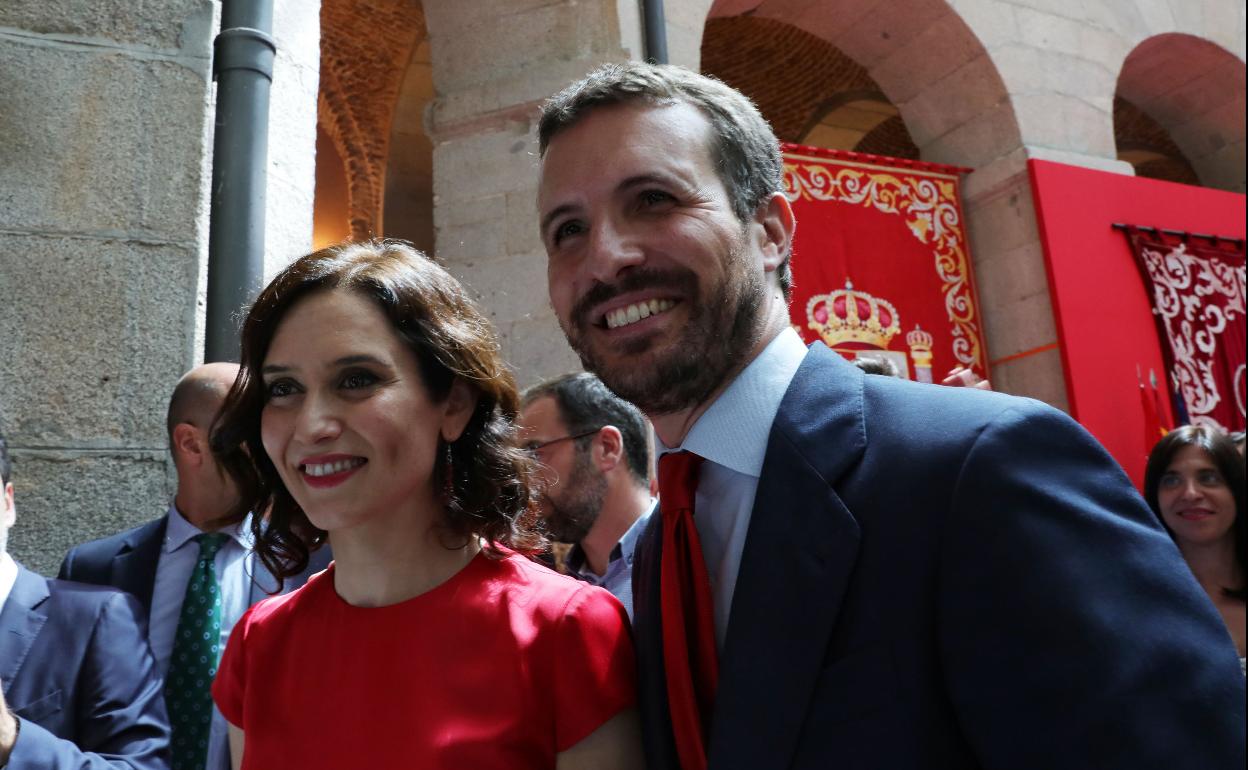 El presidente del PP Pablo Casado y la presidenta de la Comunidad de Madrid Isabel Díaz Ayuso en la toma de posesión de Ayuso como presidenta de Madrid.