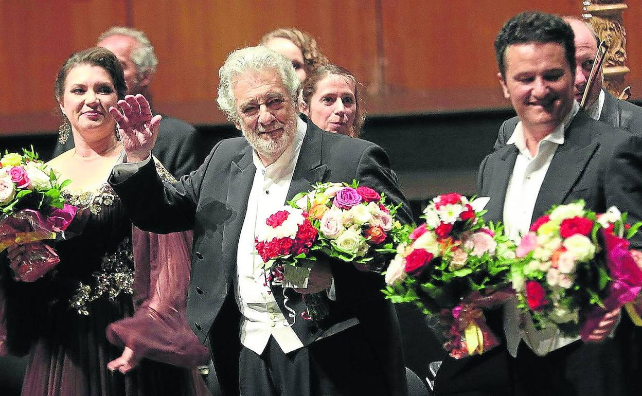 Plácido Domingo, aplaudido ayer en el Festival de Salzburgo, con motivo de su aparición en la versión en concierto de 'Luisa Miller'.