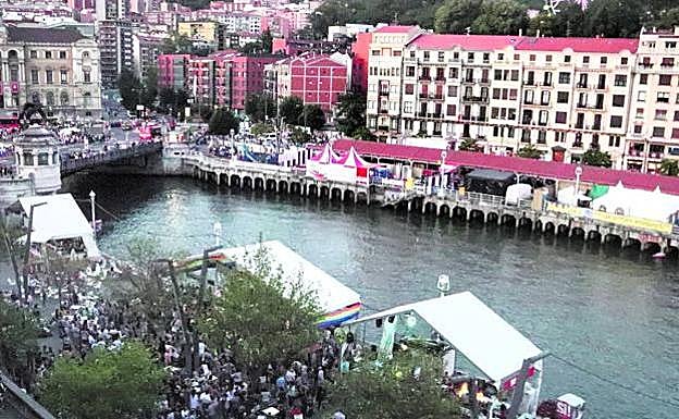 Las txosnas que antes estaban en la Plaza Circular se han trasladado al muelle de Ripa.