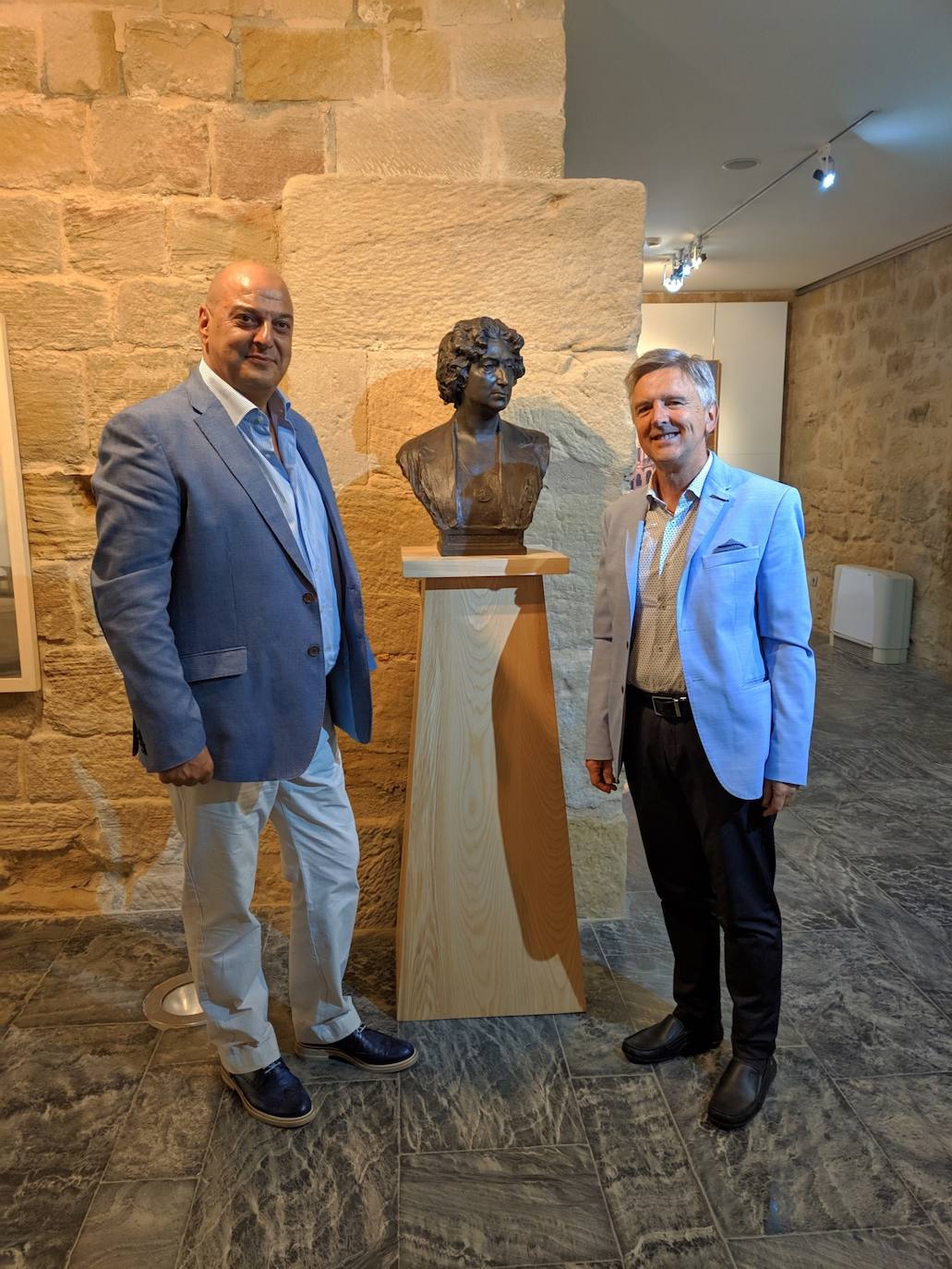 El concejal de Cultura del Ayuntamiento de Haro y el director general de Cultura en funciones inauguraron ayer la escultura.
