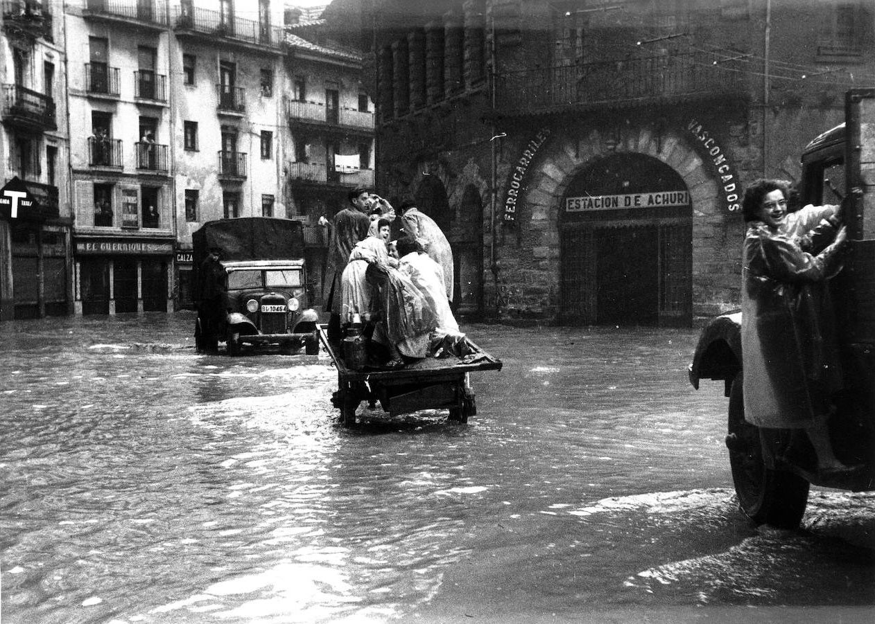 Imagen de las inmediaciones del exterior de la estación durante las inundaciones de 1953