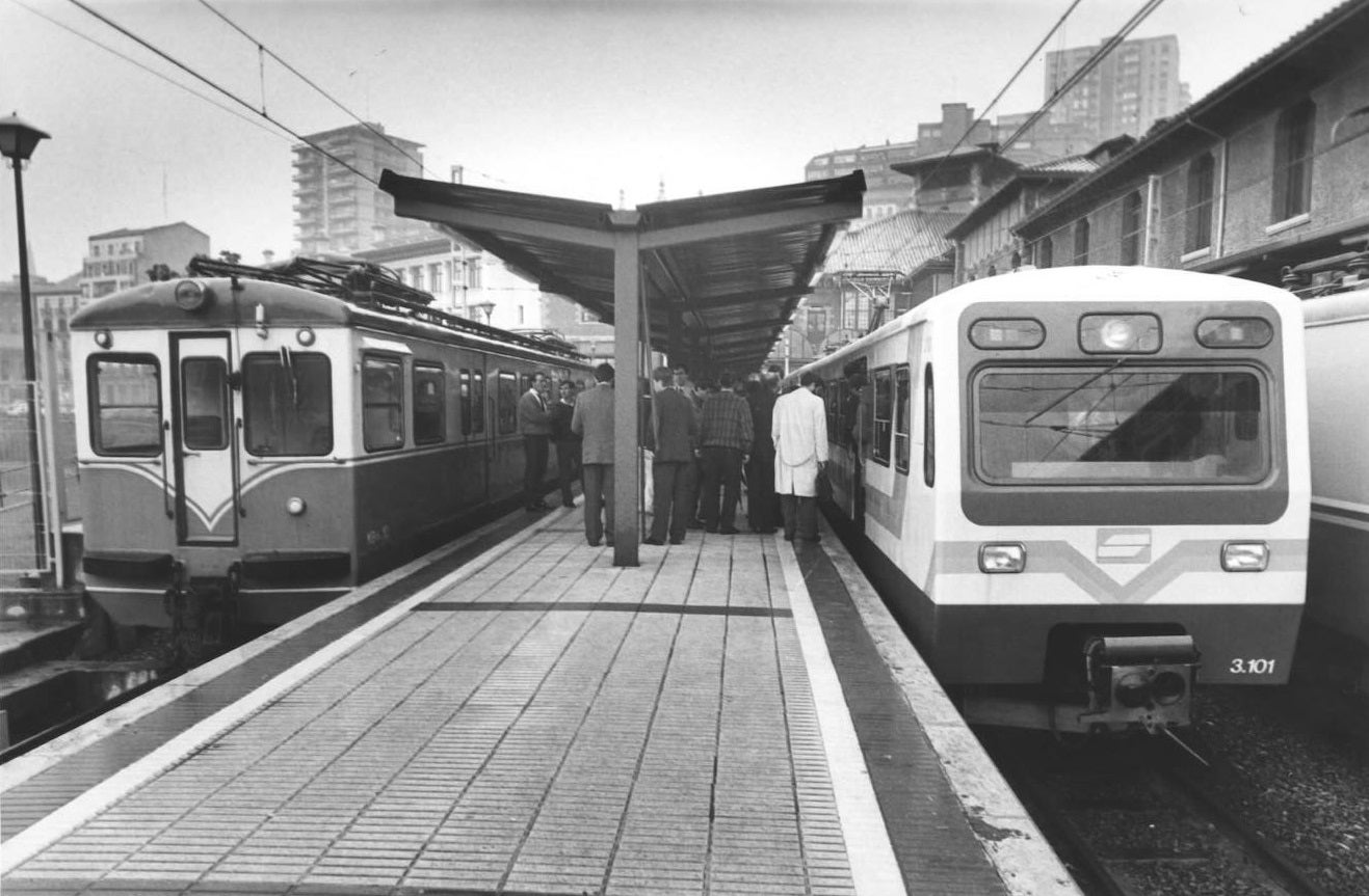 Unos usuarios esperan al tren en 1988
