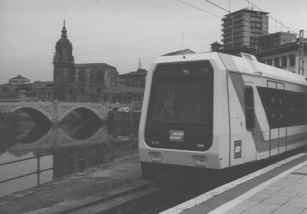 Vista del puente de San Antón desde los andenes en 1996.