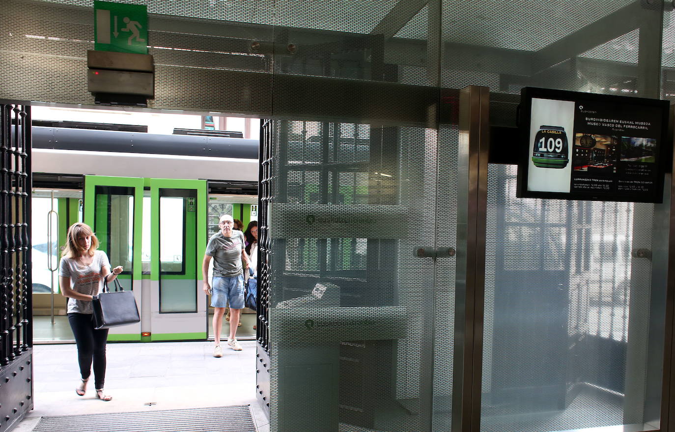 Pasajeros se bajan del tranvía para entrar en la estación (2015)