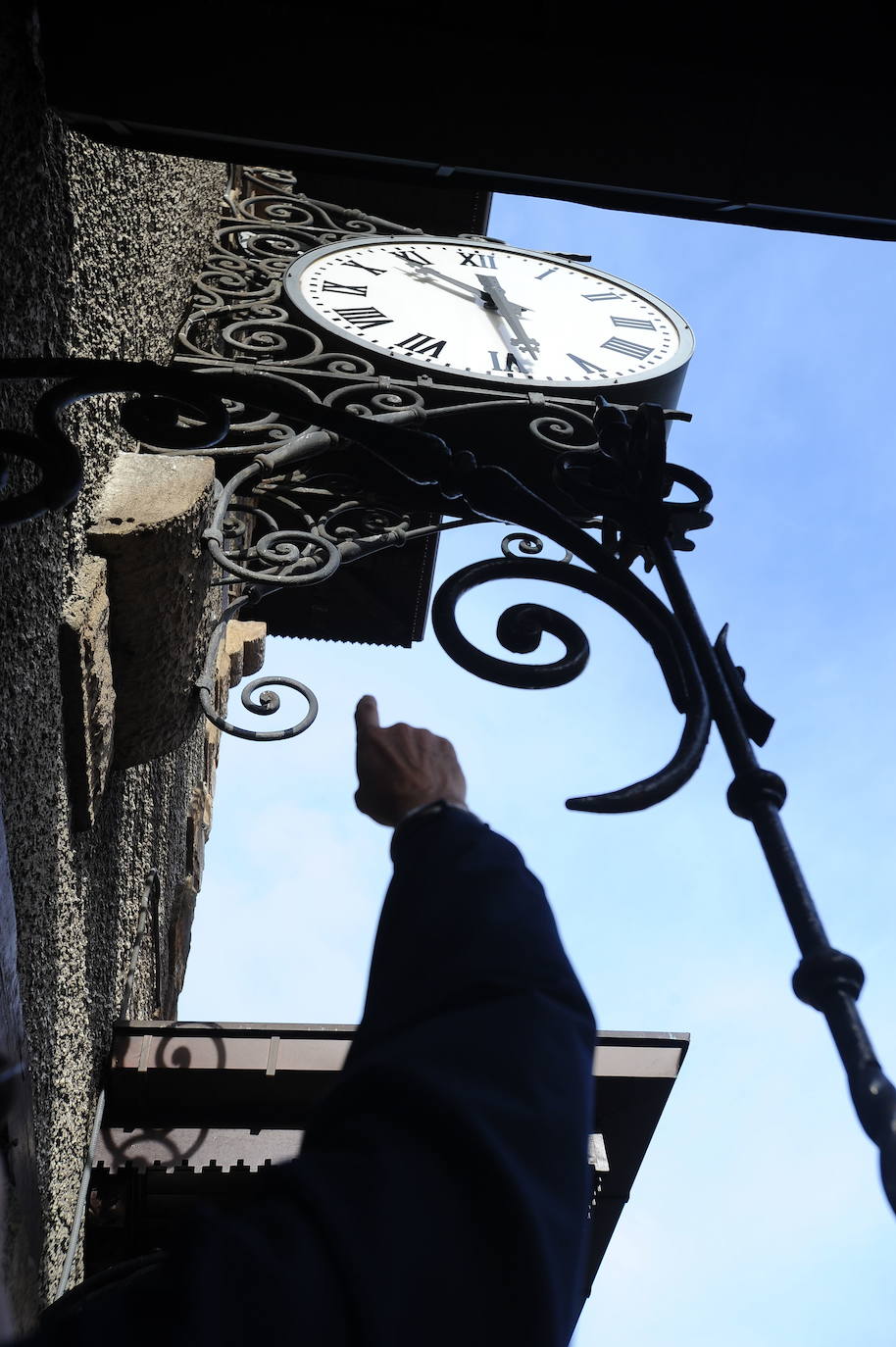 Primer plano de uno de los relojes históricos de Atxuri