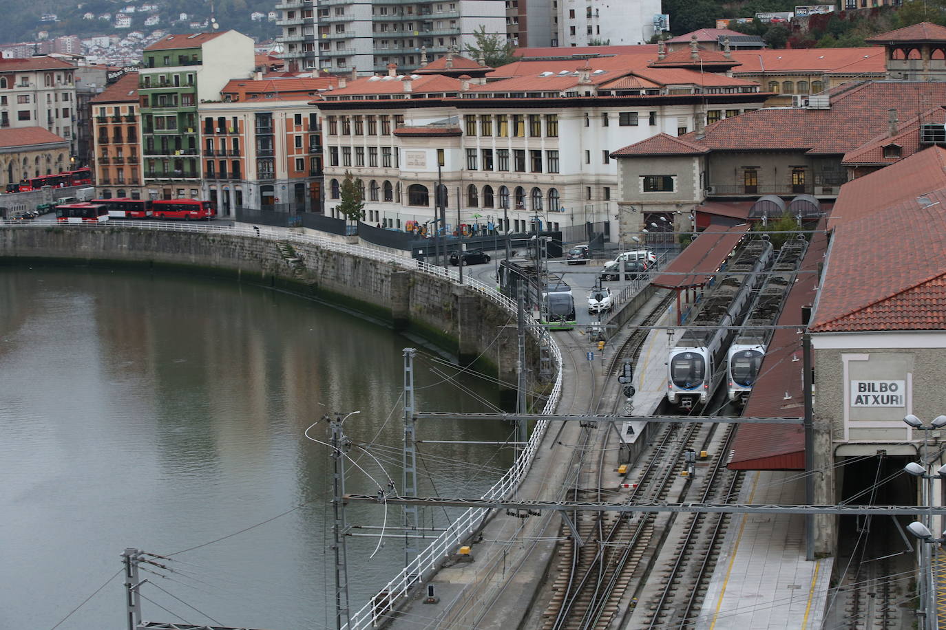 Vista de la línea ferroviaria que acaba en la estación bilbaína (2016)