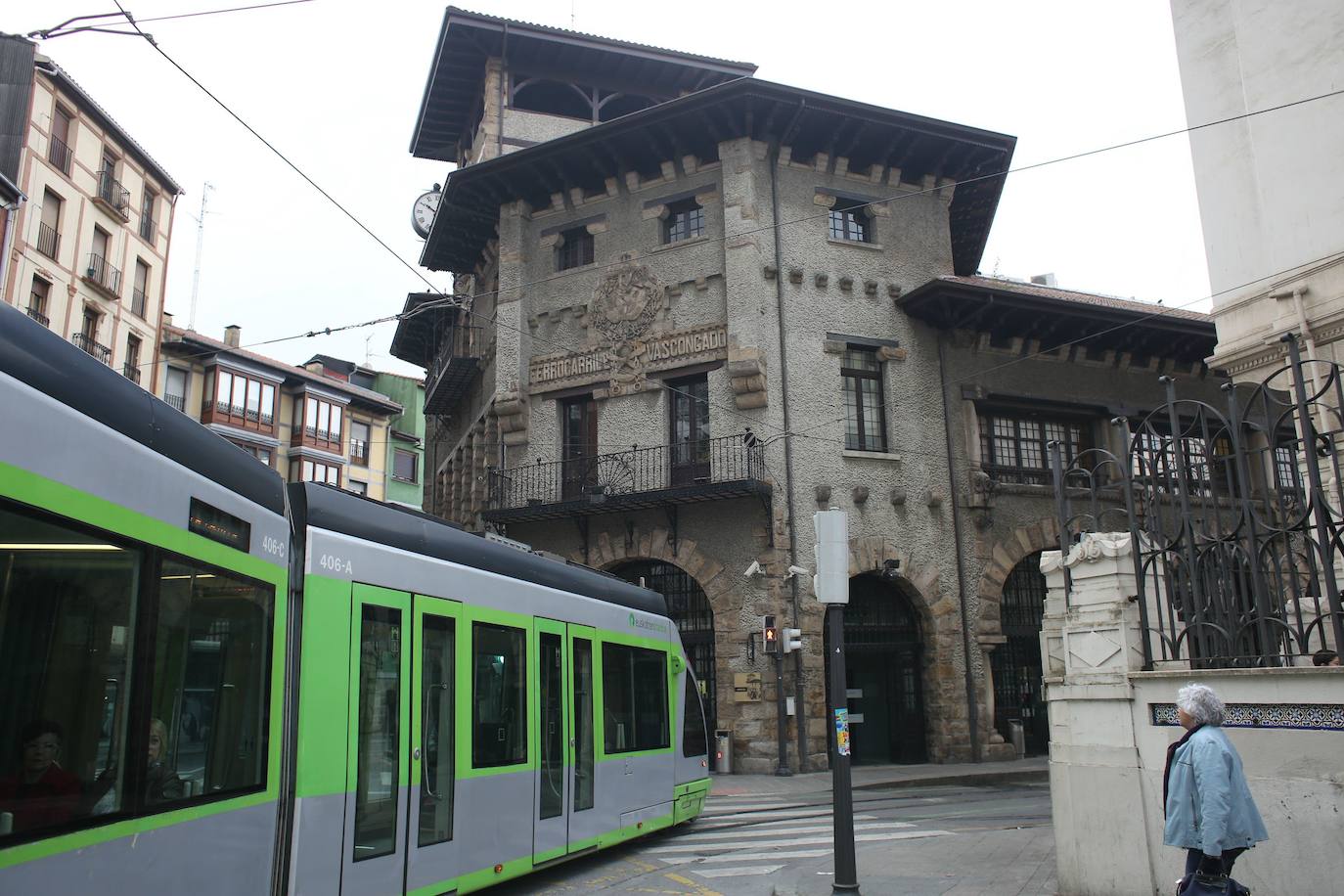 El tranvía pasa por la estación (2017)