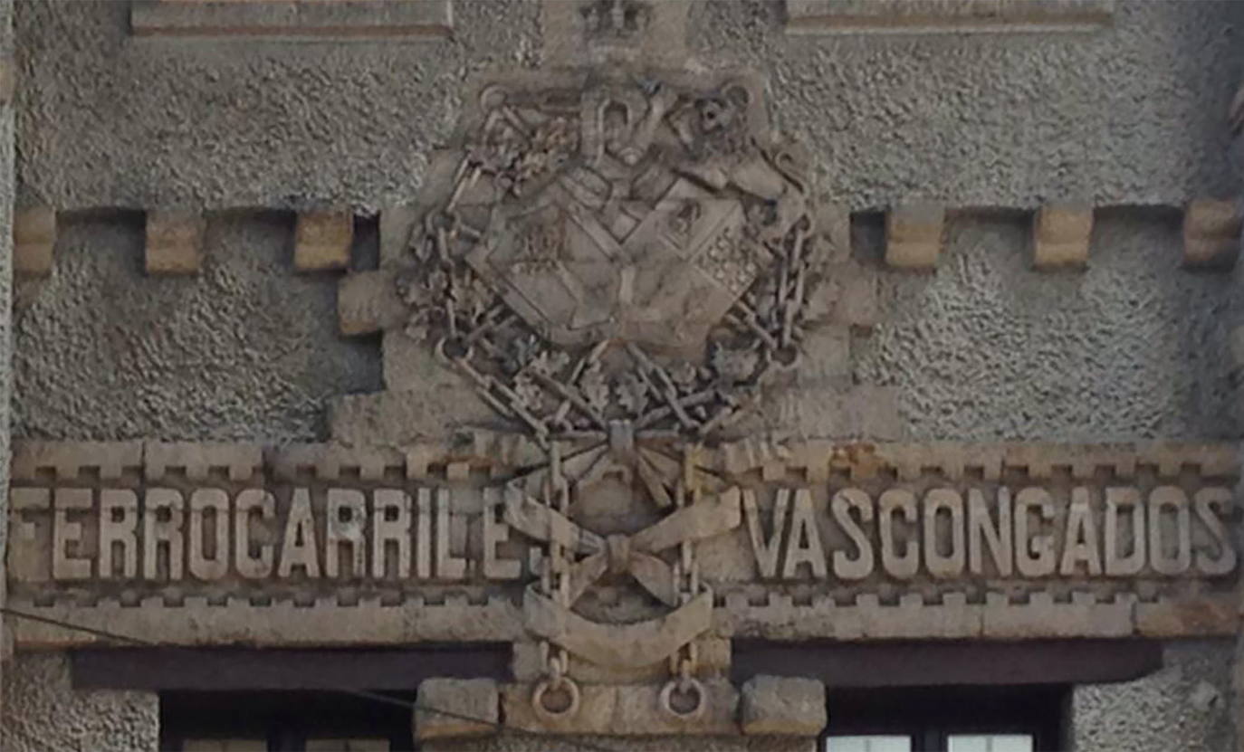 Primer plano del escudo de los ferrocarriles vascongados.