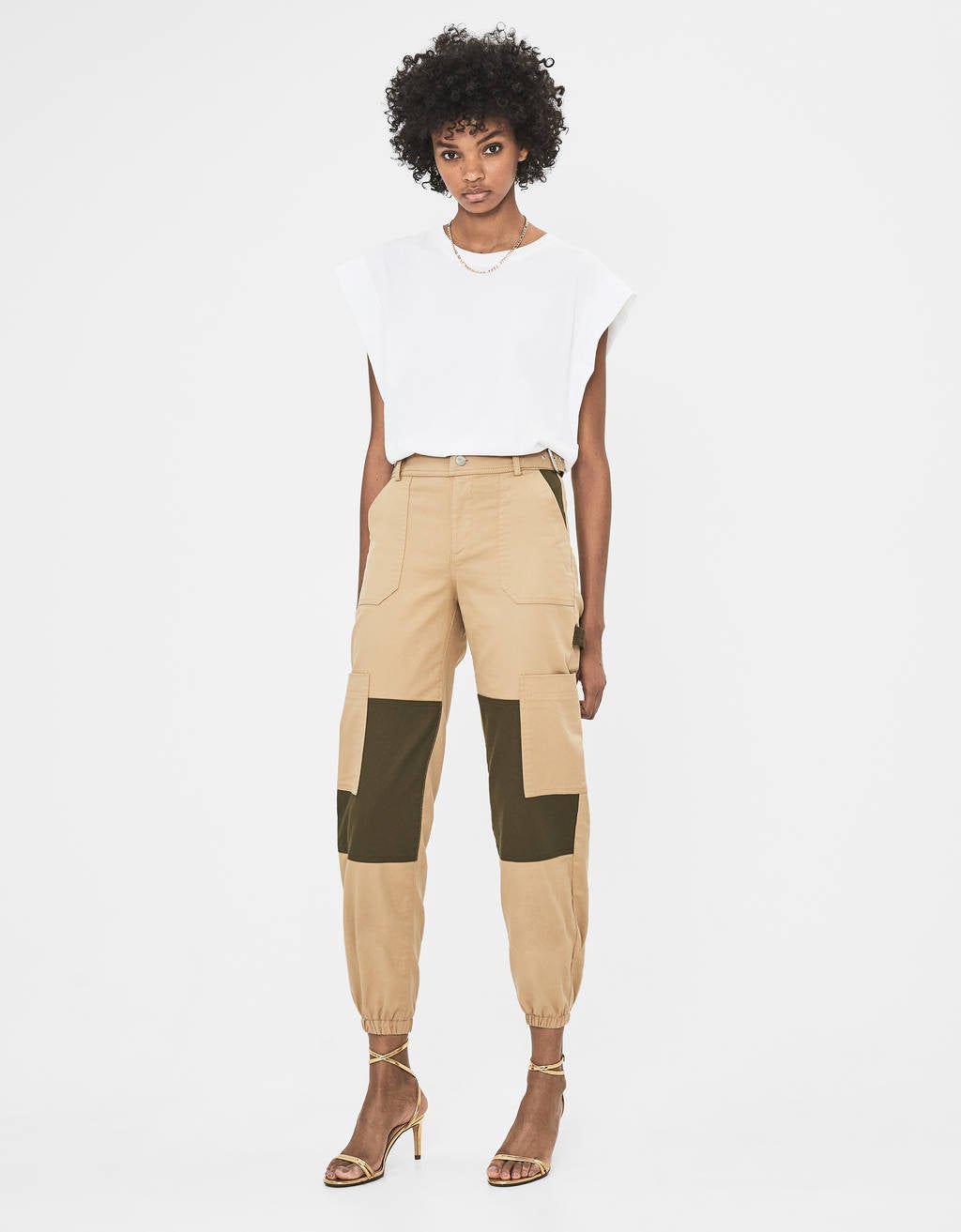 13. Pantalón cargo color block en color camel y caqui de la firma Bershka (29,99 euros)