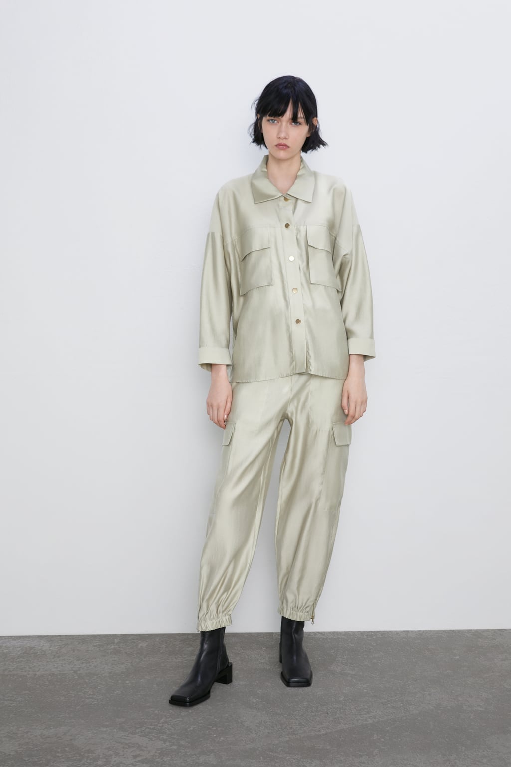 22. Pantalón de tiro alto con estilo cargo fluido en un color caqui claro. Son de Zara y cuestan 29,95 euros. 