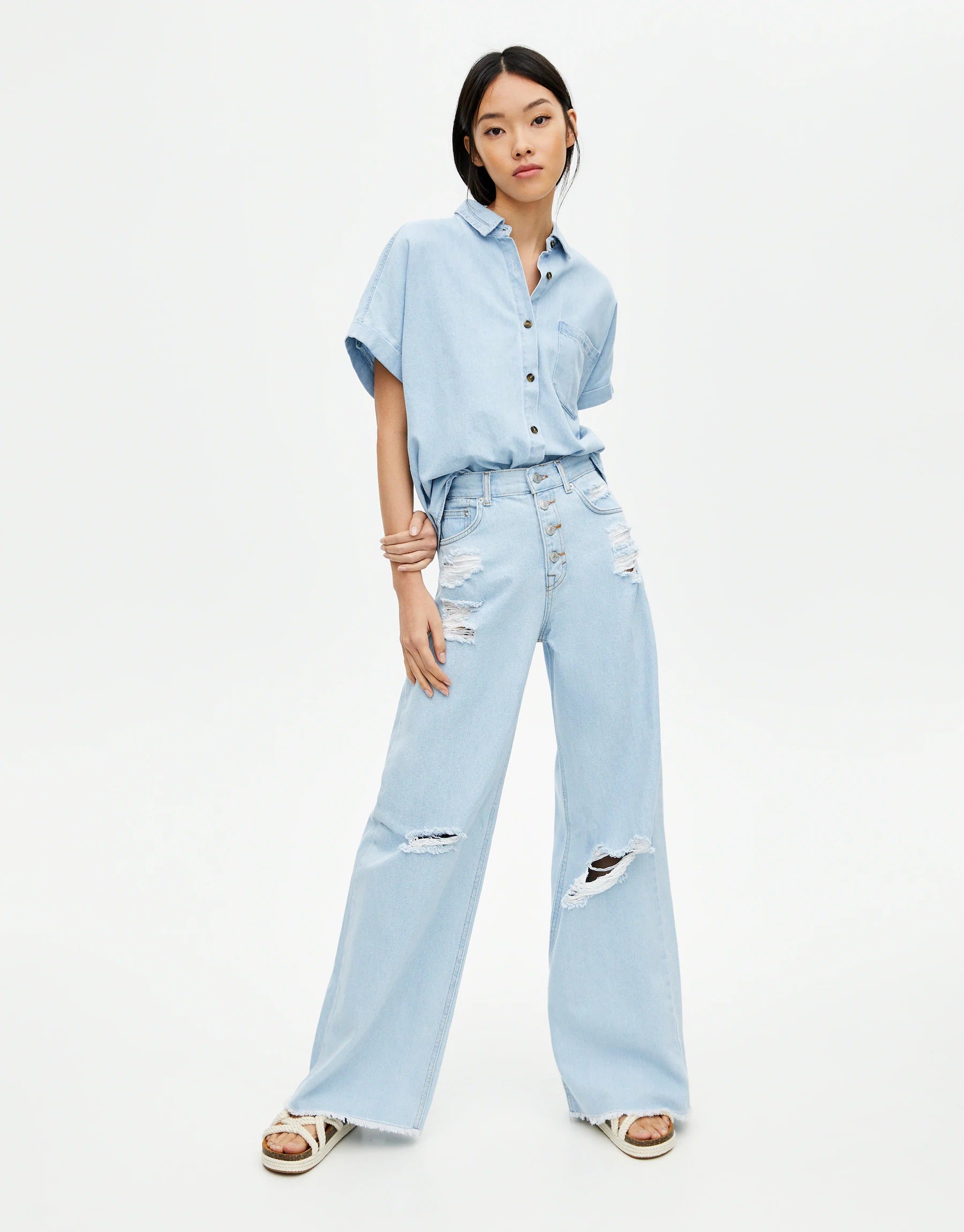 30. Estos pantalones vaqueros despiertan la locura con su campana ancha y las roturas que presenta. Son de la firma Pull & Bear y cuestan 29,99 euros.