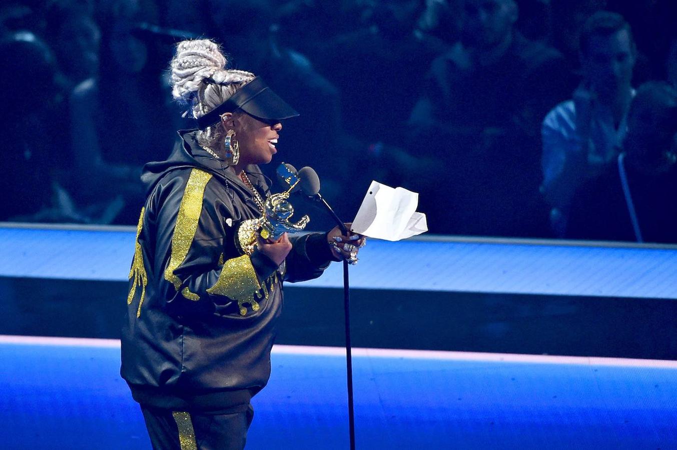 La rapera Missy Elliott recoge el premio al 'Mejor Vídeo de Vanguardia'.