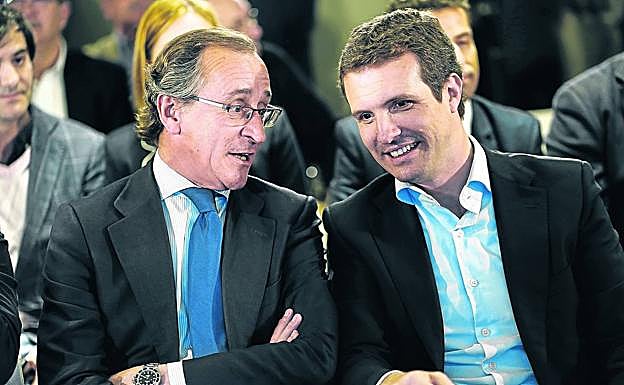 Alfonso Alonso y Pablo Casado charlan durante un acto político celebrado el pasado mayo en Bilbao.