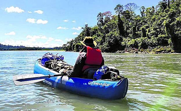 Los exploradores utilizaron el kayak en su ruta, un medio que les permitía «integrarse» al llegar a tierra. «Nos veían remar, no es como una lancha motora».