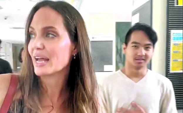 Angelina Lolie con Maddox, su primogénito, del que le van a separar muchas horas de distancia aérea.