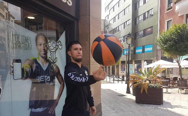 Axel Bouteille posa para la sesión fotográfica hoy en Bilbao. 