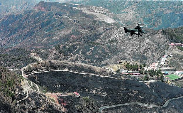 Destrucción. El helicóptero de Pedro Sánchez sobrevuela, el pasado jueves, un paisaje arrasado por las llamas.