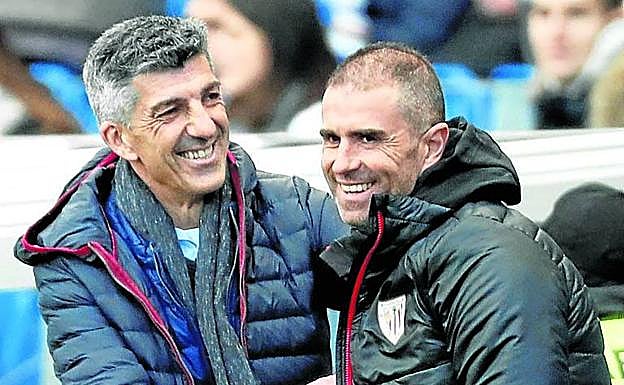 Saludo. Imanol y Garitano, en el duelo de Anoeta.