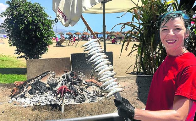 Frente al mar. Lola Blanco trabaja en el Chiringuito La Malagueta, en plena capital, donde puede llegar a hacer más de 200 espetos en un día.