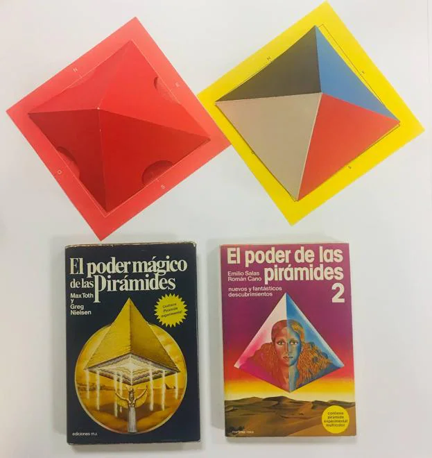 El libro de Max Toth y Greg Nielsen y su segunda parte 'made in Spain', con sus respectivas pirámides de cartulina. 