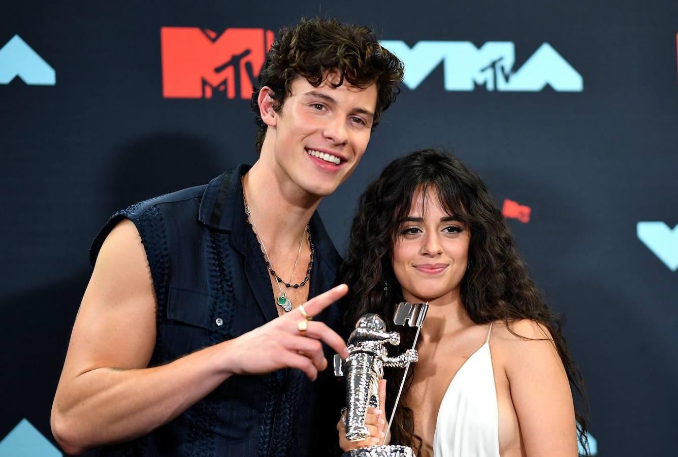 Los cantantes Shawn Méndez y Camila Cabello.
