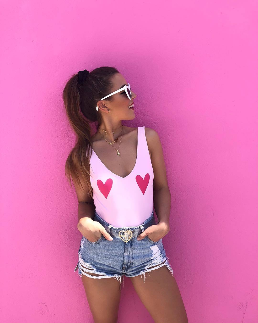 Algunos ejemplos de cómo combinar el bañador para los ratos de ocio fuera del agua.