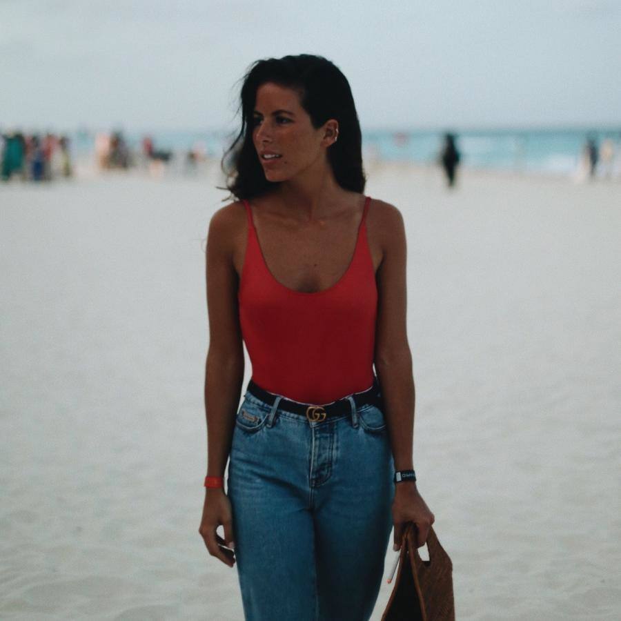 Algunos ejemplos de cómo combinar el bañador para los ratos de ocio fuera del agua.