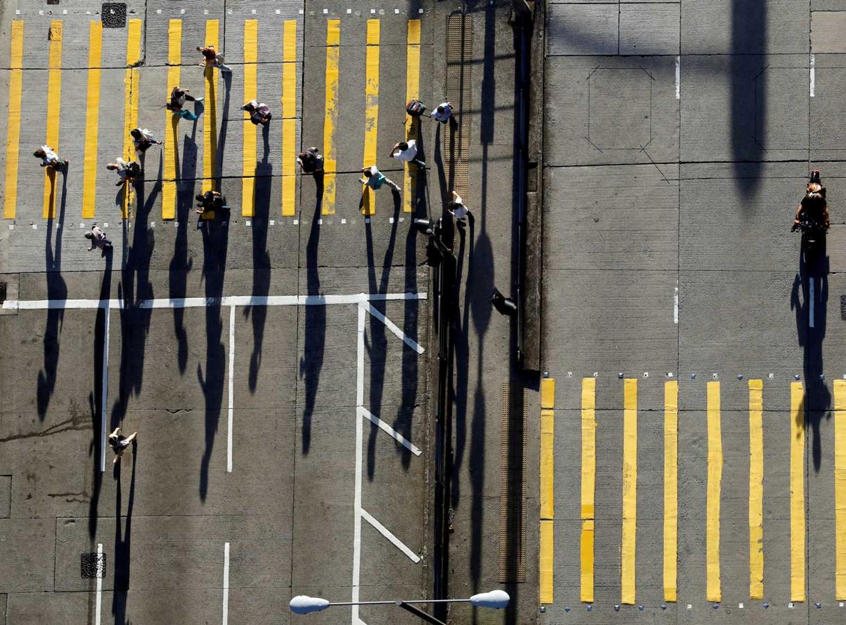 Gente cerca de la estación Wan Chai en Hong Kong