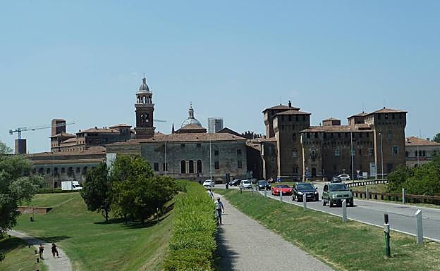 Castillo y Palacio Ducal, desde el puente que cruza el lago.