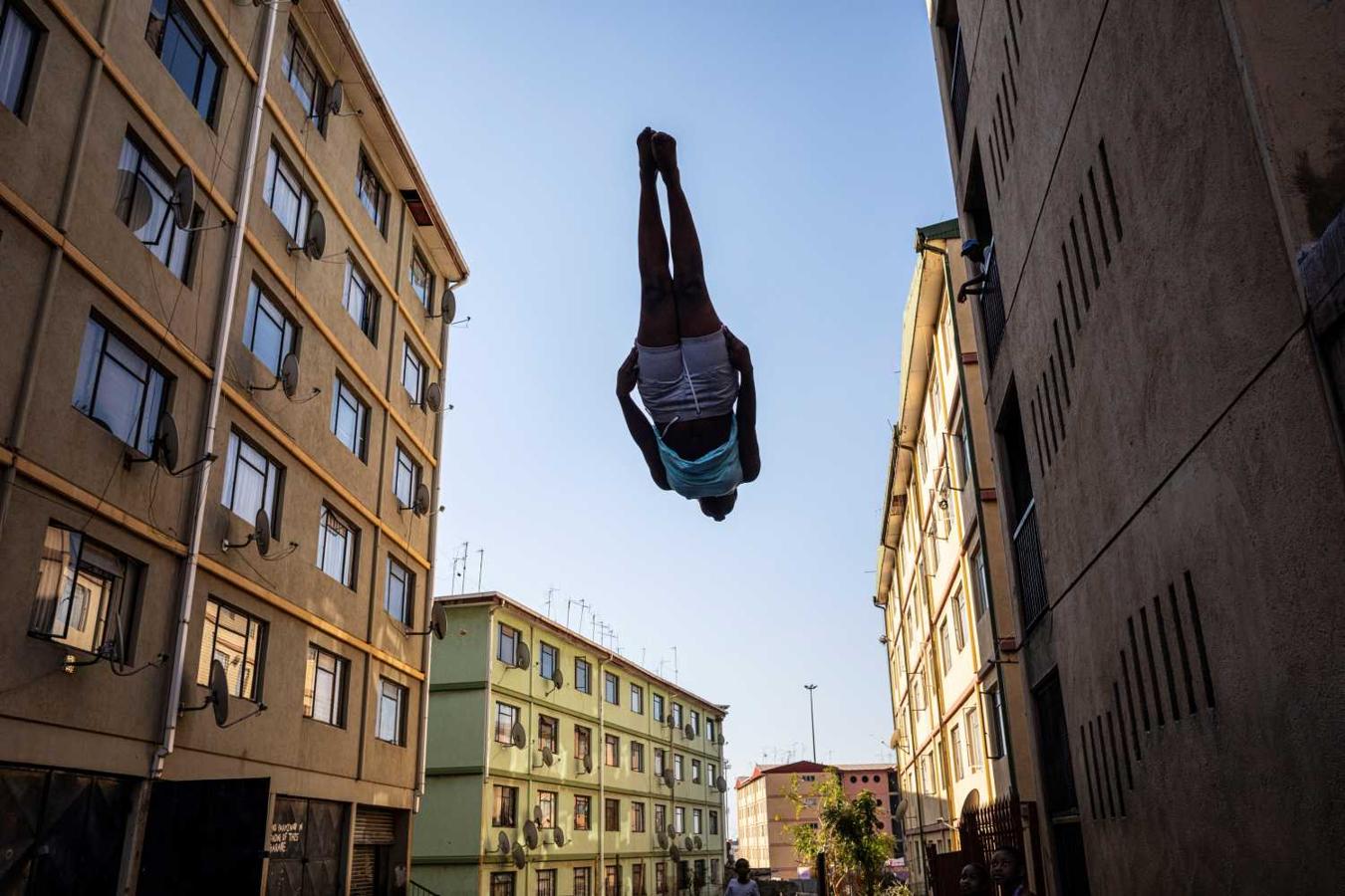 La joven Phaphama Nxumalo cae de forma vertical tras salta desde un trampolín en Johannesburgo