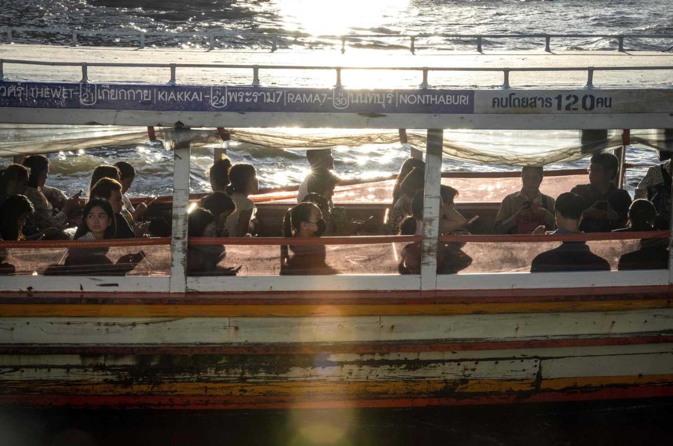 Taxi lancha en el río Chao Phraya en 