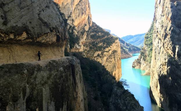 Un sendero abierto en la roca recorre el desfiladero.