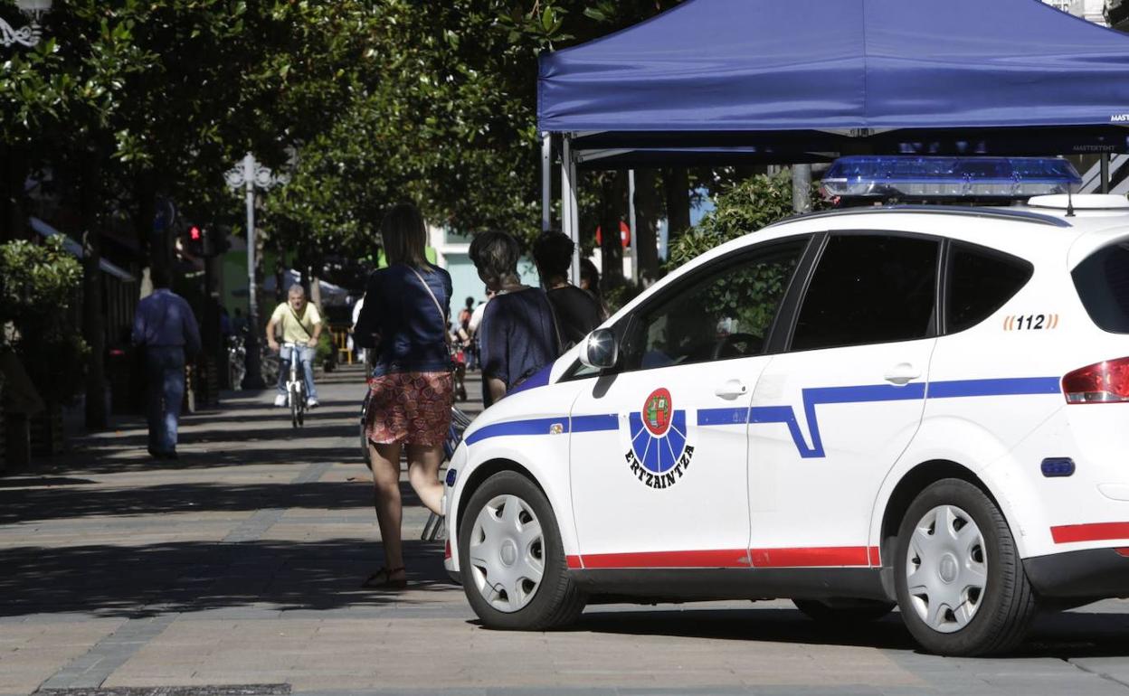 Un coche patrulla de la Ertzaintza realiza labores de vigilancia.