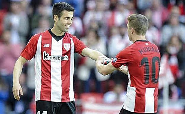 Muniain coloca el brazalete a Susaeta en su último partido con el Athletic 
