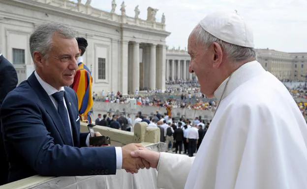 Urkullu le entrega al Papa la insignia del árbol de Gernika.