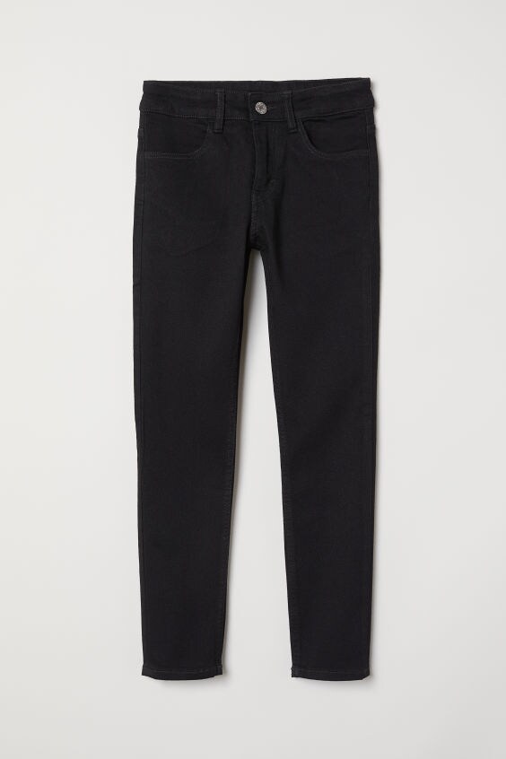 Pantalones pitillo negros, de H&M Kids (9,99 euros)